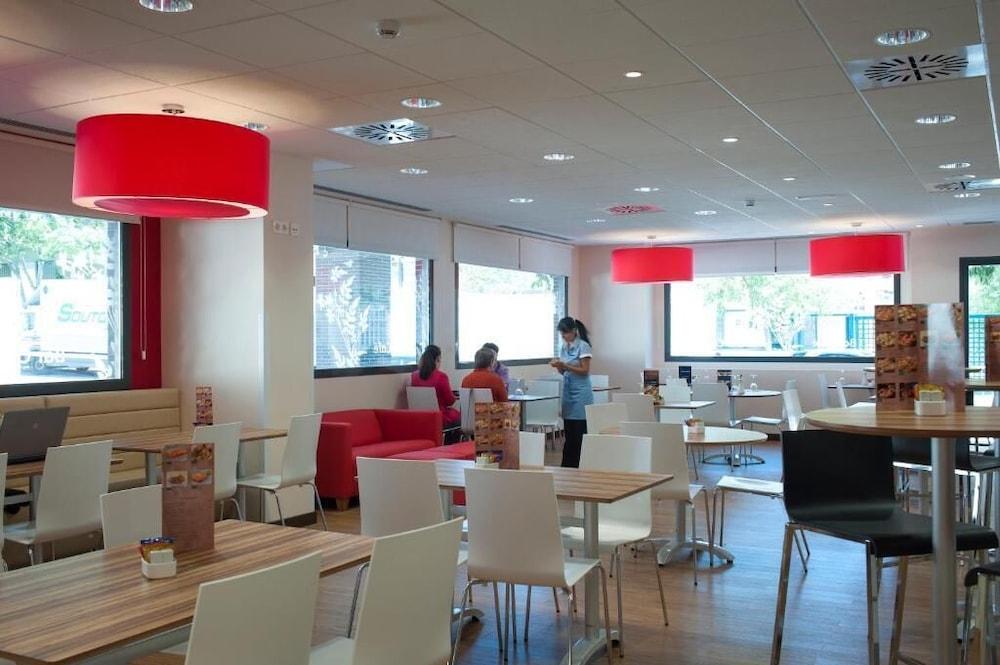 Travelodge Madrid Metropolitano Exteriör bild
